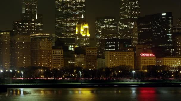 Timelapse Σφιχτό Πυροβοληθείς Νύχτα Του Σικάγου Από Πέρα Από Νερό — Αρχείο Βίντεο