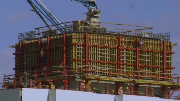 Utah Estados Unidos Circa 2017 Tight Shot Construction Workers Atop — Vídeo de stock