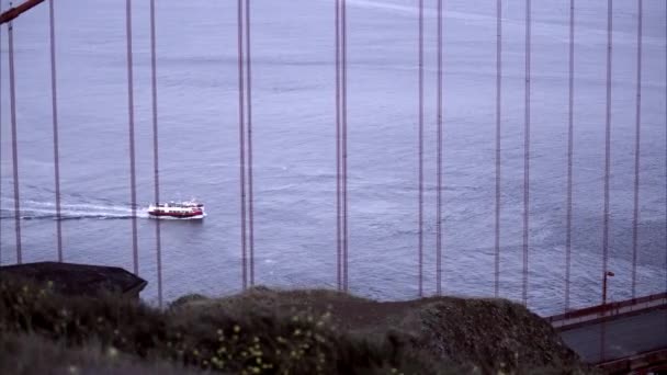 从金门大桥的支撑结构可以看到渡船 — 图库视频影像