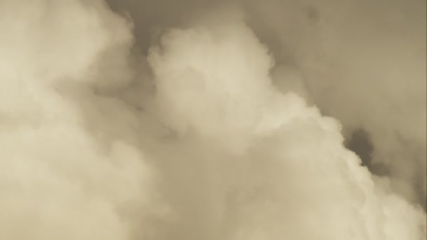 Plan serré de nuages gris qui dérivent le long .