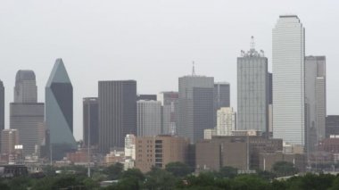Dallas manzarası sisli bir günde kadeh.
