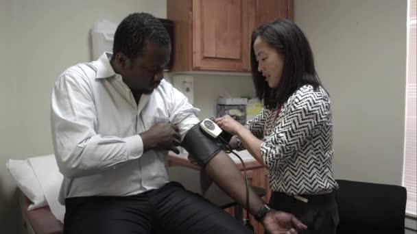 Bir Adam Bir Kan Basıncı Okuma Alarak Doktor — Stok video