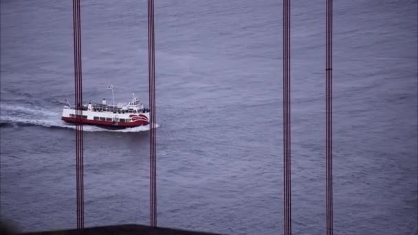 Snäva Skott Färja Sedd Genom Stödstrukturen Golden Gate Bron — Stockvideo