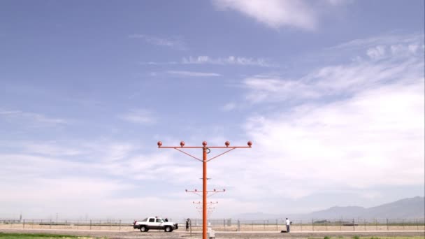 Tiro Movimento Para Seguir Avião Comercial Decolando Sobre Cabeça Aeroporto — Vídeo de Stock