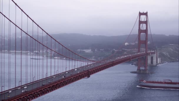 Středně Pevné Statický Snímek Golden Gate Bridge Jako Lodní Člun — Stock video