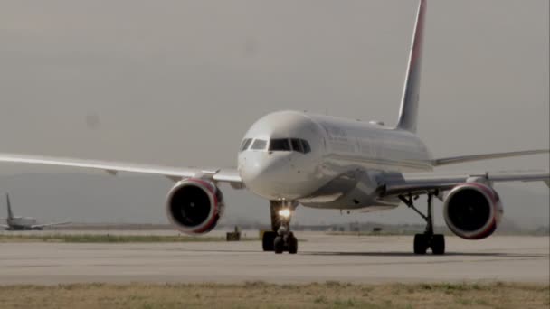 商业客机在跑道上运输的静态镜头 — 图库视频影像