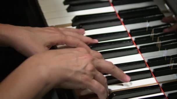 Plan Serré Des Mains Jouant Piano Angle Supérieur — Video