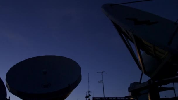 Сутінковий Постріл Силуетного Супутникового Посуду Небі — стокове відео