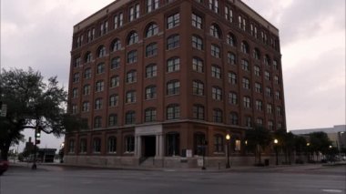 Dallas Texas okul kitap deposu Dealey Plaza, kadeh yukarıya eğerek.