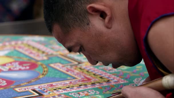 Prise Vue Manuelle Homme Ajoutant Sable Mandala Sable — Video