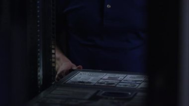 Ağ sunucusuna çerçeve dışında kişi konuşurken donanımda iterek adam kadar kaydır.