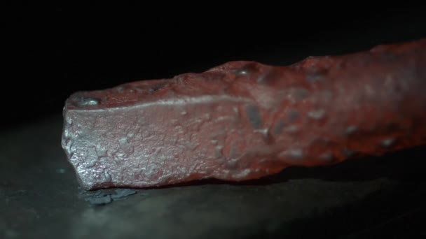 Pieza Roja Caliente Metal Siendo Martillado Cámara Lenta Como Fragmentos — Vídeo de stock