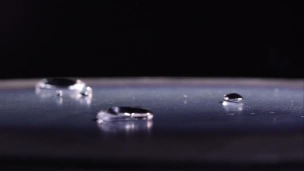 水滴在闪亮的表面反弹 — 图库视频影像