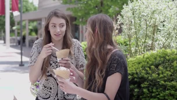 Twin Girls Eating Ice Cream Giving Each Other Spoonful Taste — 图库视频影像