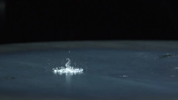 水滴落在金属表面 然后爆炸的缓慢运动 — 图库视频影像