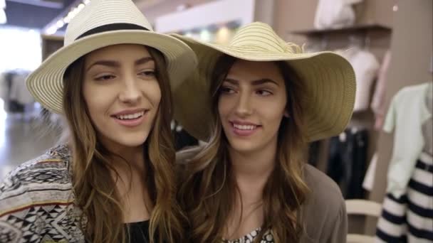 Dospívající dvojčata se nahrává jako jeden Polibte ostatní tváře v obchodě s oděvy.