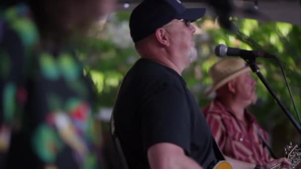 Zijaanzicht Van Band Spelen Het Podium Als Drie Jongens Spelen — Stockvideo