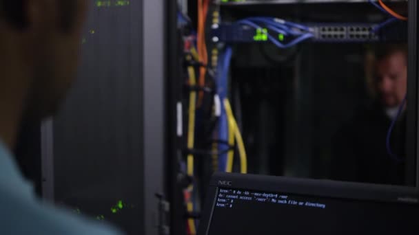 Два Человека Работающие Сетевом Сервере Переходят Человека Компьютеру — стоковое видео