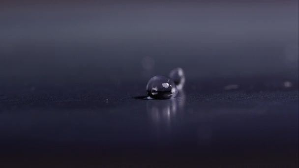 Gotas Água Saltando Superfície Brilhante — Vídeo de Stock