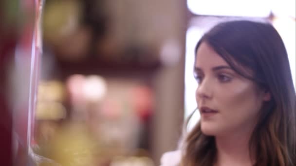 Jeune femme regardant l'affichage parler et rire 