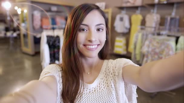 Attraktive Frau Mit Kamera Schießt Selfie Bekleidungsgeschäft — Stockvideo
