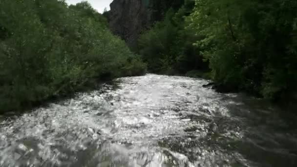 Vista Volare Più Basso Fiume Con Drone Nello Utah — Video Stock