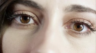 Stüdyo Aydınlatma altında kadının gözlerinin yakından görünümü
