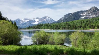 Timpanogos Dağı'nı seyreden Sliver Lake Flats'ten Utah'taki dağ manzarasının zaman atlamalı görünümü.