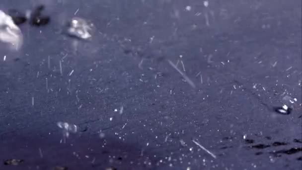 水滴在热板上弹跳和滚动 — 图库视频影像