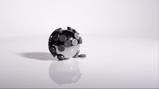 磁石が付いている鋼球が動き回る — ストック動画
