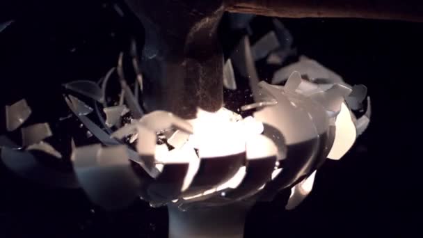灯泡从锤子击中它粉碎的慢动作 — 图库视频影像
