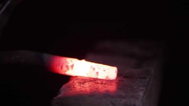 Rouge métal chaud étant martelé sur enclume 