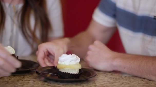 Unga Par Sitter Vid Bordet Emot Muffins Förde Till Dem — Stockvideo