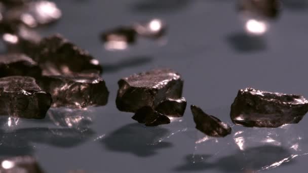 Sombras Moviéndose Con Pequeñas Rocas Superficie Cristal — Vídeo de stock