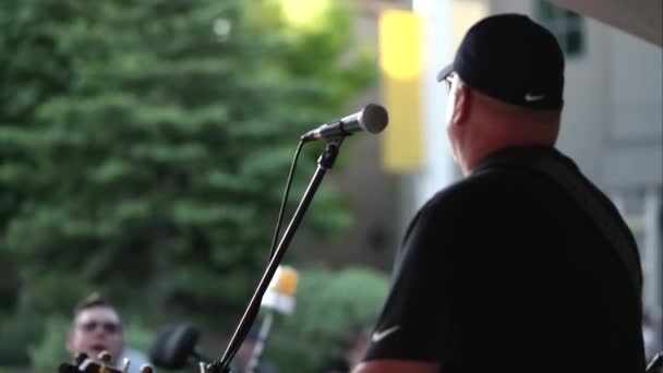 Uitzicht Van Achteren Band Zingen Het Podium Bij Outdoor Concert — Stockvideo