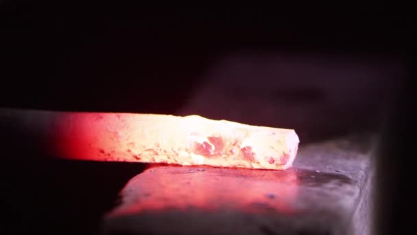 Red Hot Metal Wordt Gehamerd Aambeeld Van Dichtbij — Stockvideo