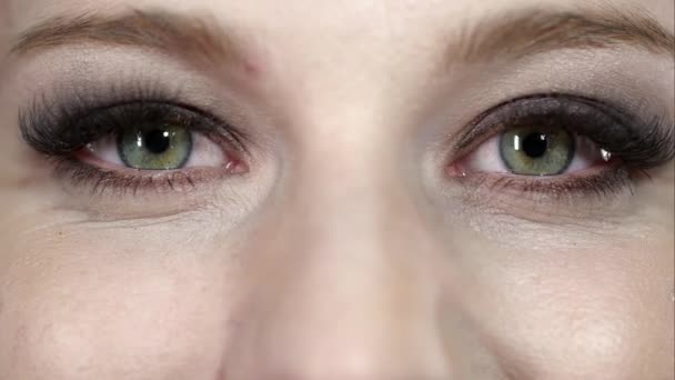 在演播室灯光下近距离观察女性的绿色眼睛 — 图库视频影像