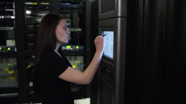 Mujer Caminando Hasta Servidor Computadora Insertando Disco Mientras Usa Lápiz — Vídeos de Stock