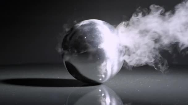 Туман Падает Показывает Хромированный Глобус Сидящий Столе — стоковое видео