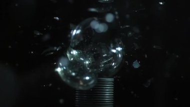 Hava tabancası ile vurulan yavaş çekimde parçalanan noel süsünün yansıması.