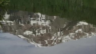 Utah'ta göl suyundan izlenen dağın tepesinin yansıması