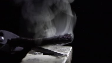 Örs soğutma üzerine ayarlanan metal buharlı parça.