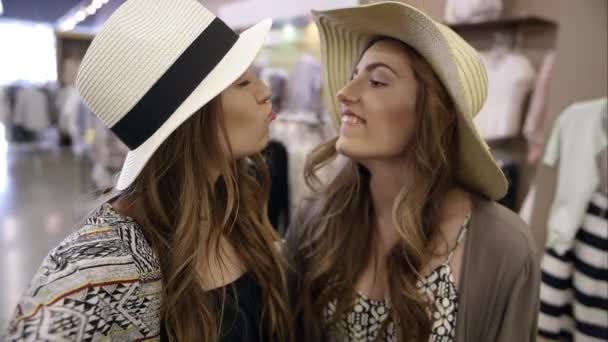 十几岁的双胞胎女孩在服装店互相做鬼脸 — 图库视频影像