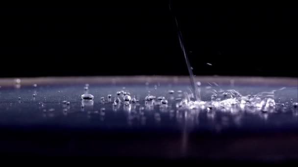 Vattendroppar Som Studsar Glansig Yta — Stockvideo