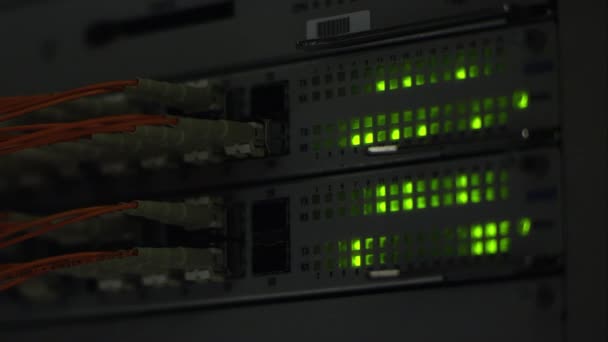 Widok Światła Migające Serwerze Sieciowym Pobliżu Kable Podłączone — Wideo stockowe
