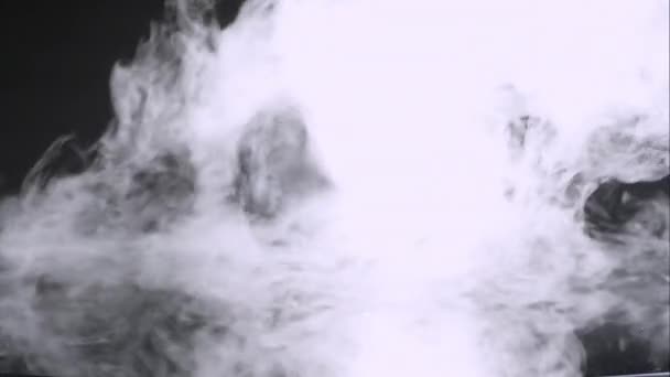 Туман Падає Розкриває Хромований Глобус Сидить Стільниці — стокове відео