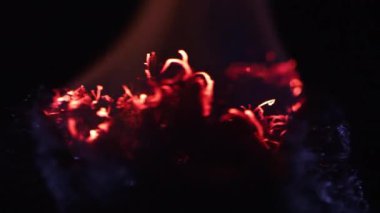 Yüzerken dönerken çelik yün üzerinde yanan ateş.