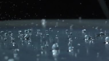 Metal bir yüzey üzerinde hareket eden su damlacıklarının yavaş hareketi.