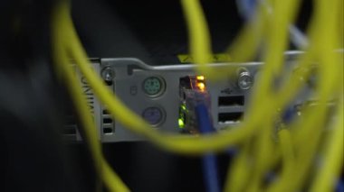 Yanıp sönen ışıklar donanım gösteren ağ kablo aracılığıyla görüntülemek
