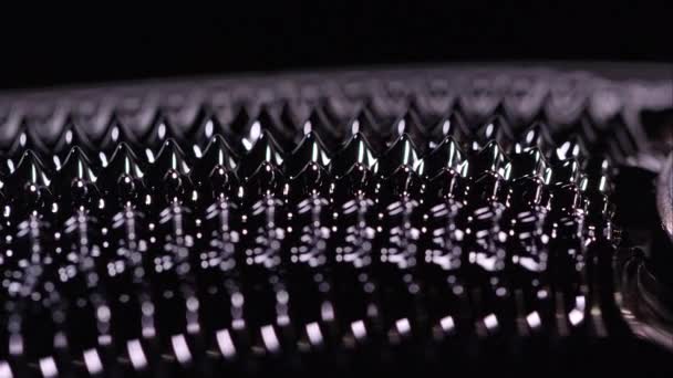 Ferrofluid Κινείται Γύρω Καθώς Μαγνητικές Δυνάμεις Αλλάζουν Σχήμα — Αρχείο Βίντεο